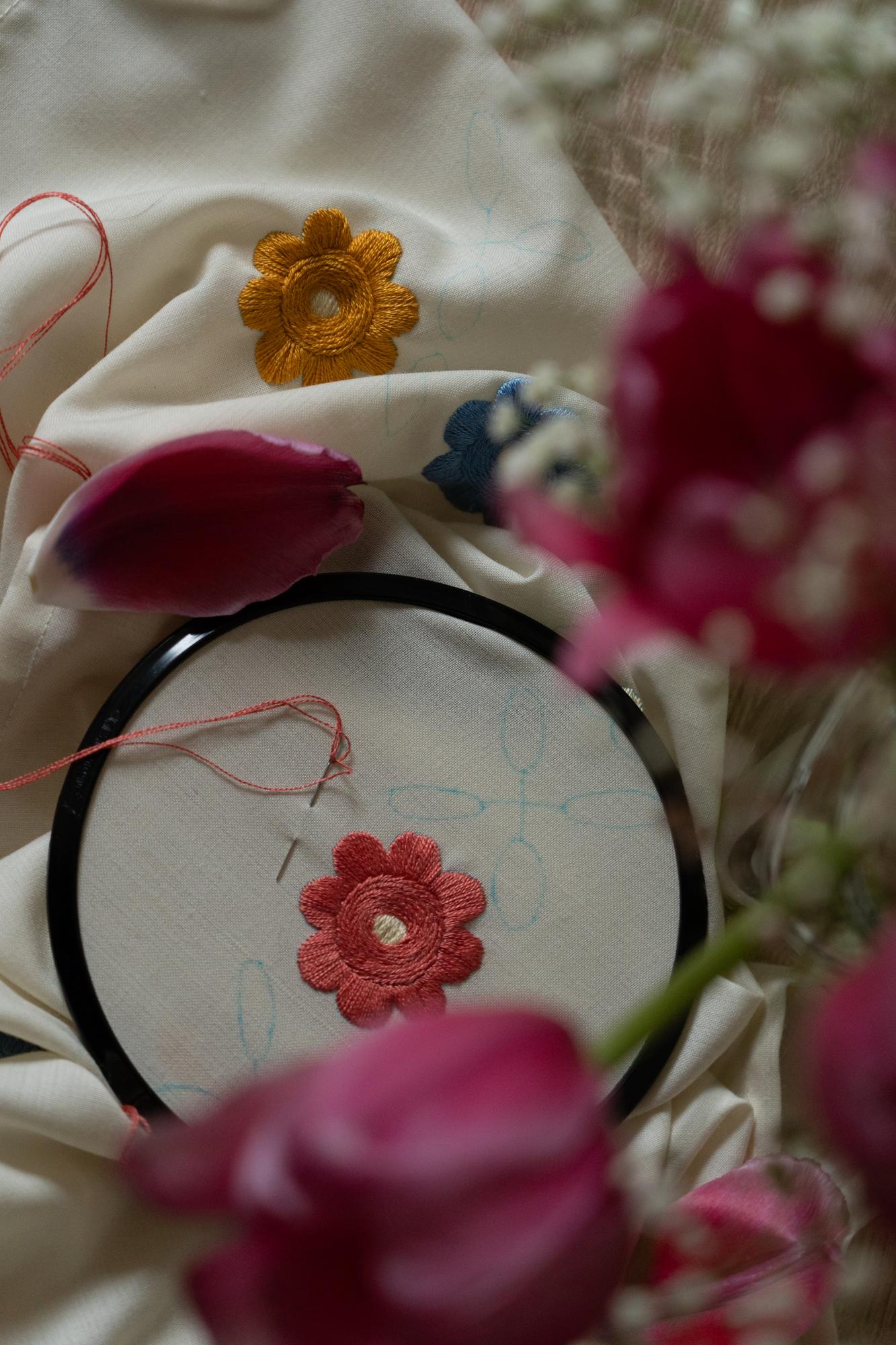 dettaglio di fiore ricamato su seta